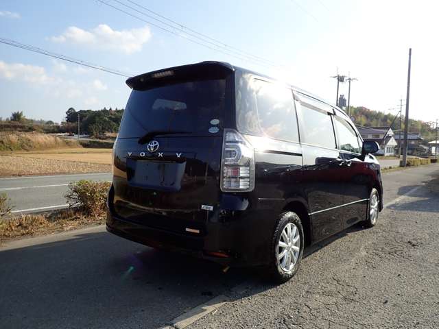 2010 Toyota Voxy – thumbnail 3