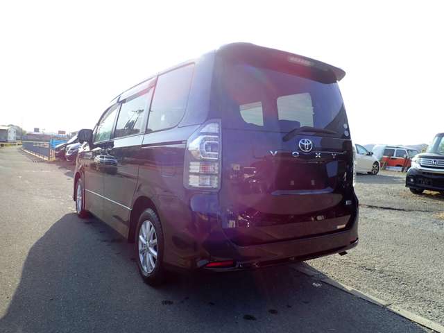 2010 Toyota Voxy – thumbnail 4