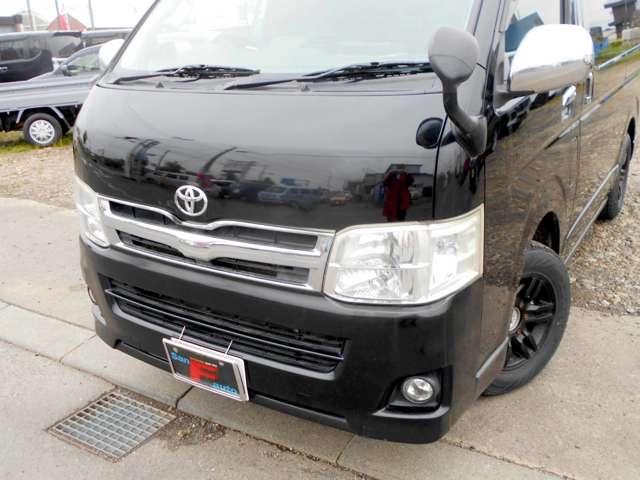 2010 Toyota Regius Ace – thumbnail 2