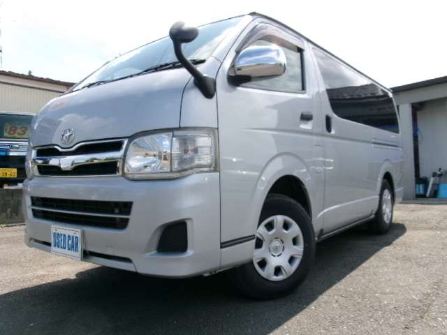 2010 Toyota Regius Ace – thumbnail 3
