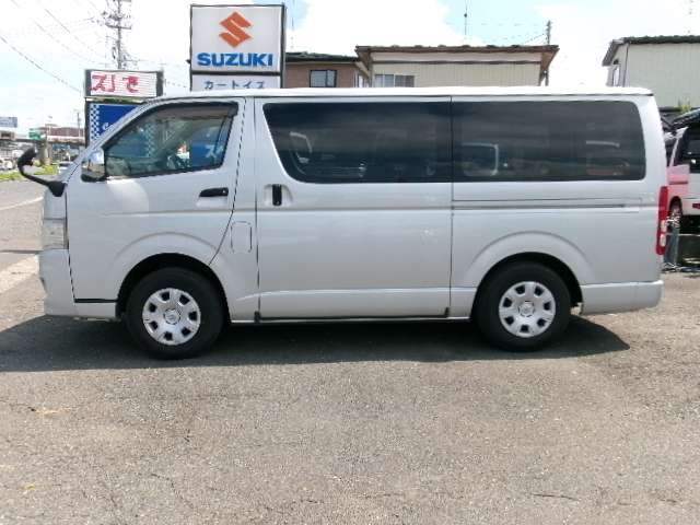 2010 Toyota Regius Ace – thumbnail 4