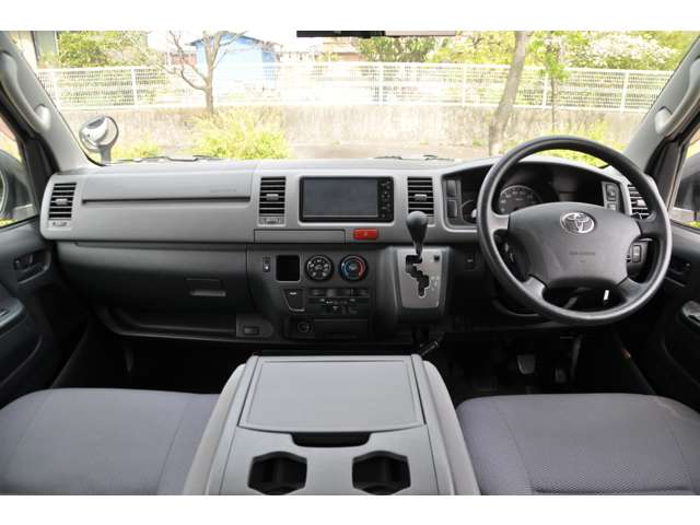 2010 Toyota Regius Ace – thumbnail 2