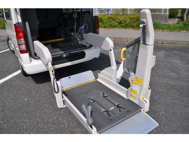 2010 Toyota Regius Ace – thumbnail 4