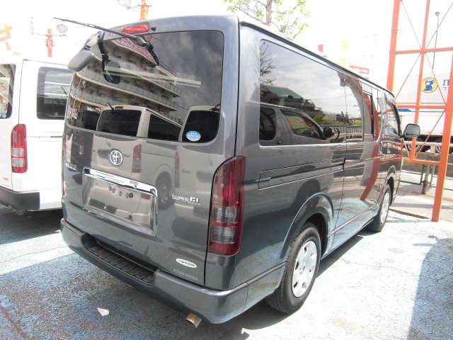 2010 Toyota Hiace – thumbnail 3