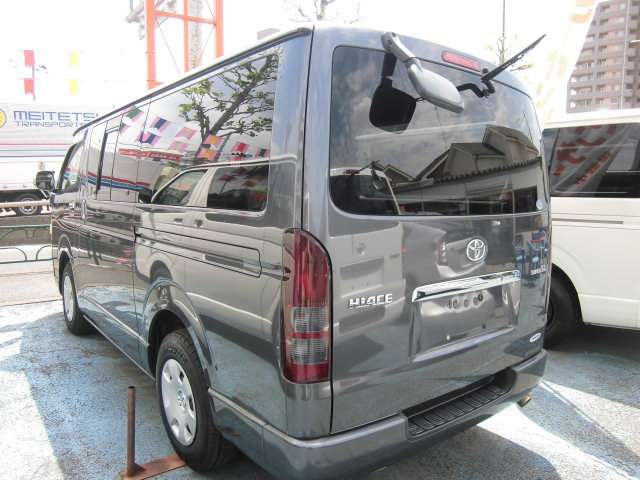 2010 Toyota Hiace – thumbnail 4