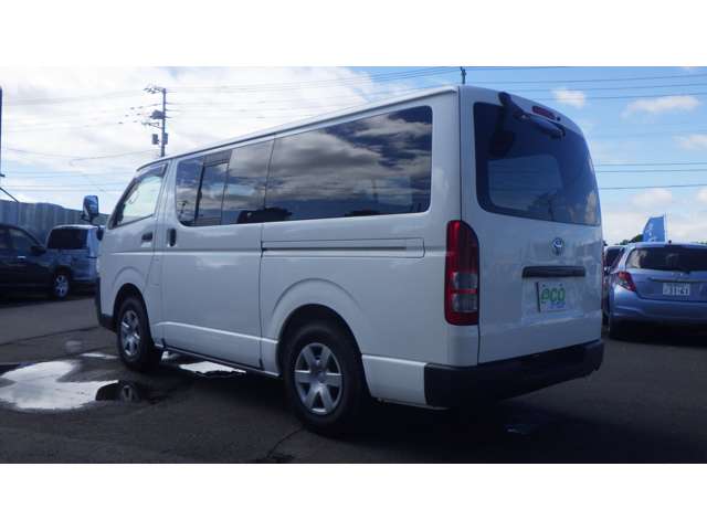 2010 Toyota Regius Ace – thumbnail 3