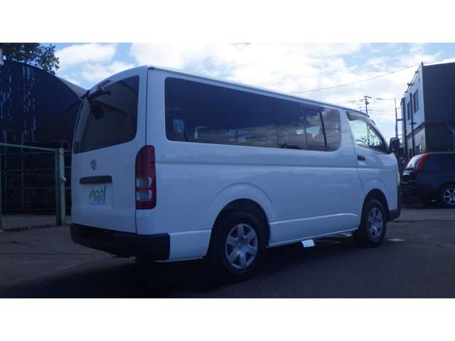 2010 Toyota Regius Ace – thumbnail 4