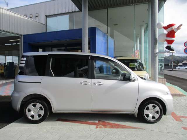 2010 Toyota Sienta – thumbnail 4