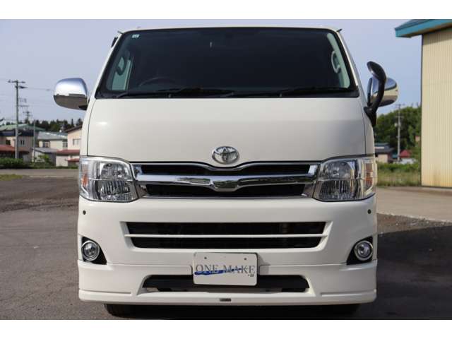 2010 Toyota Hiace – thumbnail 2