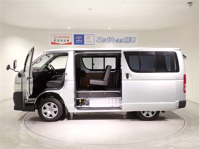2010 Toyota Regius Ace – thumbnail 4
