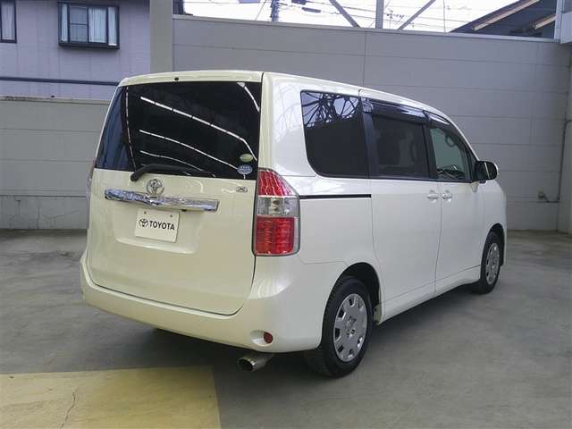 2007 Toyota Noah – thumbnail 3