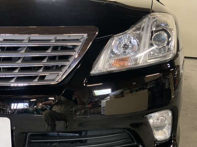 2010 Toyota Crown Royal – thumbnail 4