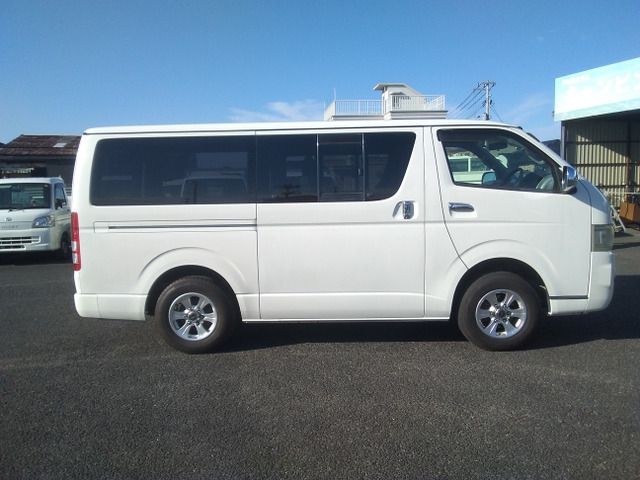 2009 Toyota Hiace – thumbnail 4