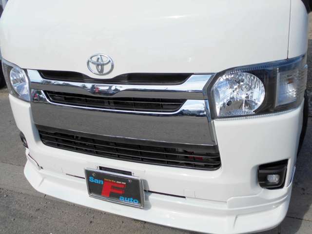 2010 Toyota Hiace – thumbnail 2