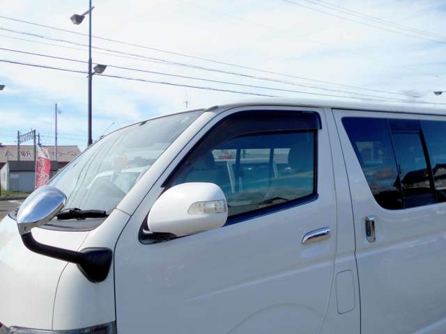 2010 Toyota Hiace – thumbnail 4