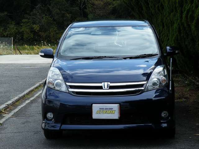 2008 Toyota Isis – thumbnail 2