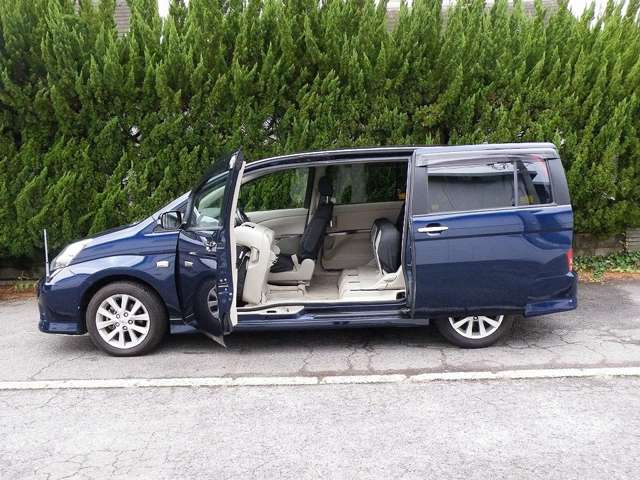 2008 Toyota Isis – thumbnail 4
