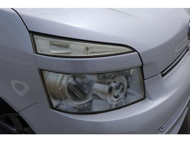 2010 Toyota Voxy – thumbnail 3