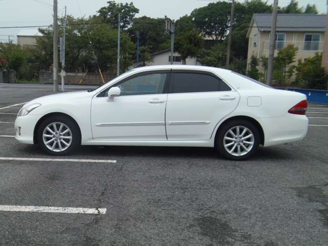 2009 Toyota Crown Royal – thumbnail 3
