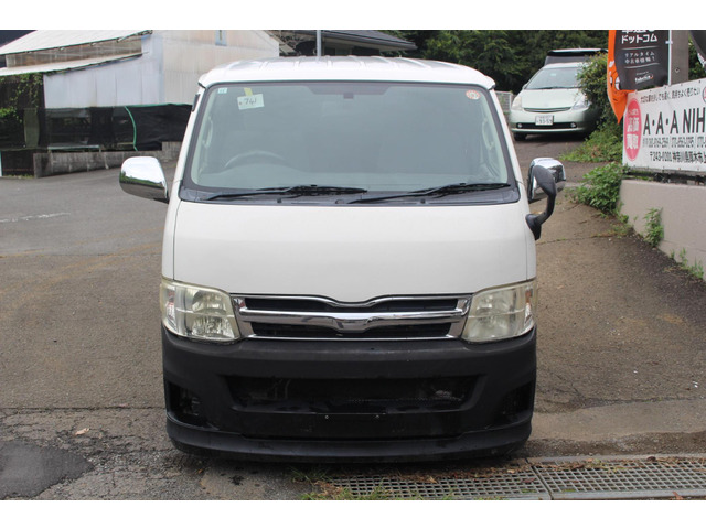 2010 Toyota Hiace – thumbnail 2