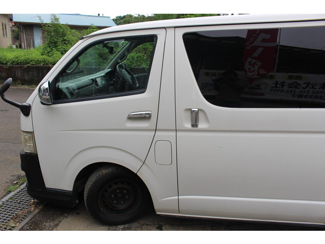 2010 Toyota Hiace – thumbnail 4