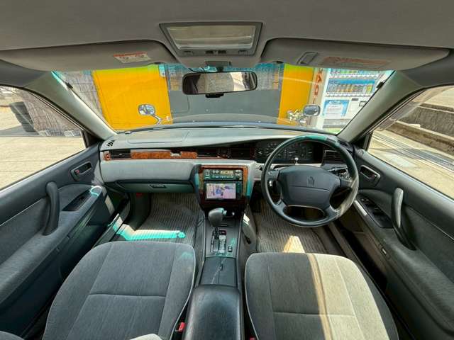 2001 Toyota Crown Sedan – thumbnail 3