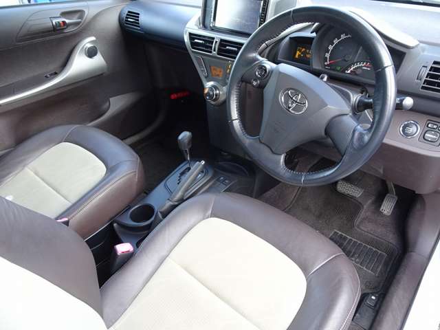 2009 Toyota iQ – thumbnail 2