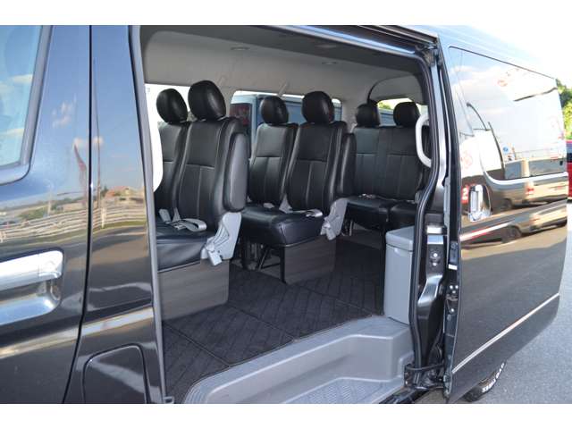 2009 Toyota Hiace – thumbnail 3