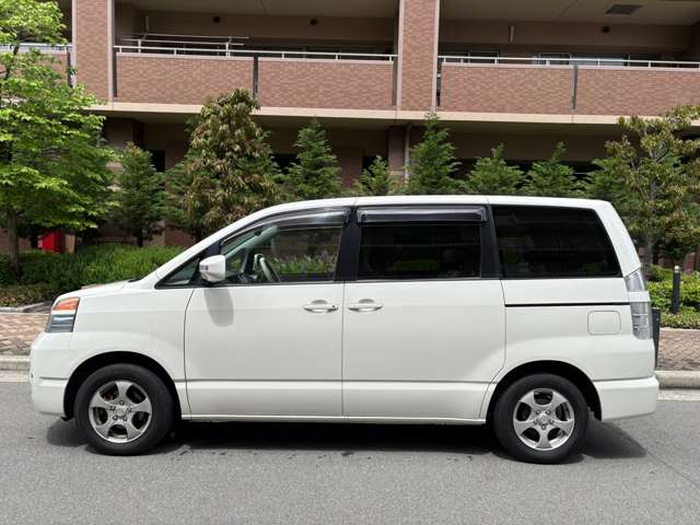 2004 Toyota Voxy – thumbnail 2