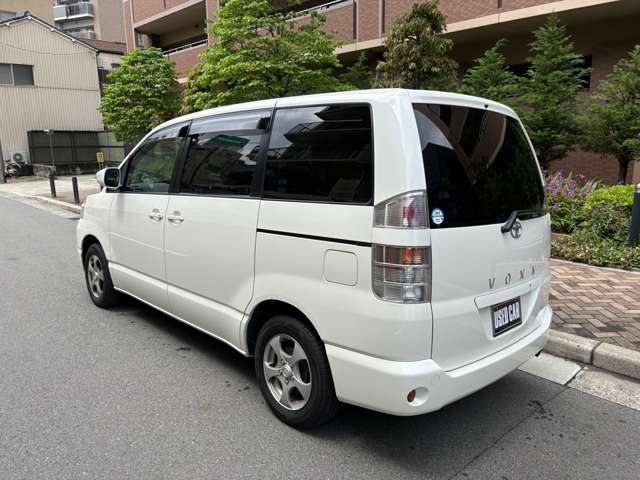 2004 Toyota Voxy – thumbnail 3