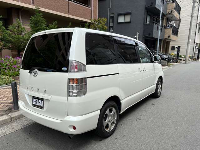 2004 Toyota Voxy – thumbnail 4