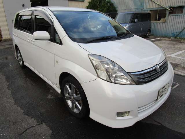 2005 Toyota Isis – thumbnail 4