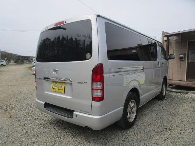 2009 Toyota Regius Ace – thumbnail 3