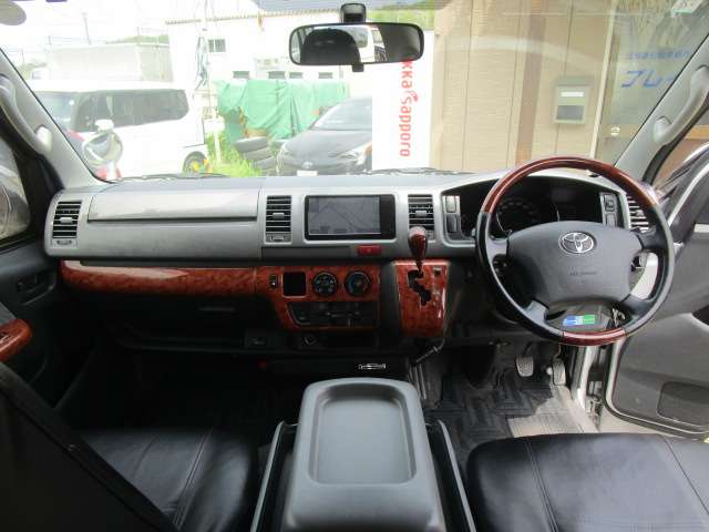 2009 Toyota Regius Ace – thumbnail 4