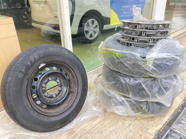 2011 Toyota Hiace – thumbnail 3