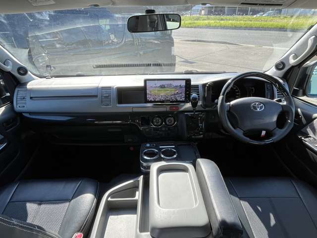 2009 Toyota Hiace – thumbnail 3