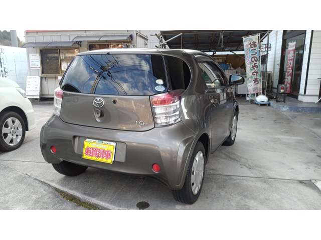 2010 Toyota iQ – thumbnail 4