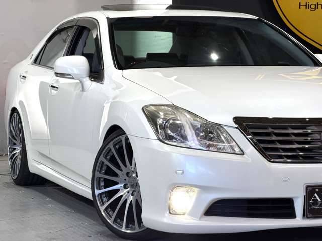 2010 Toyota Crown Royal – thumbnail 3