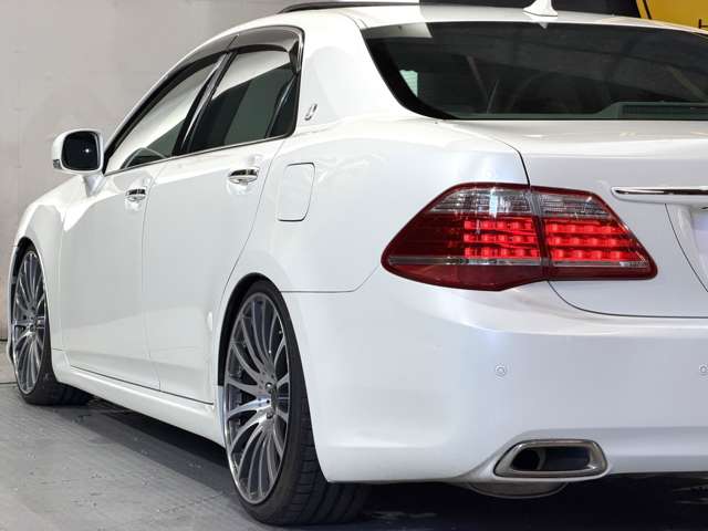 2010 Toyota Crown Royal – thumbnail 4
