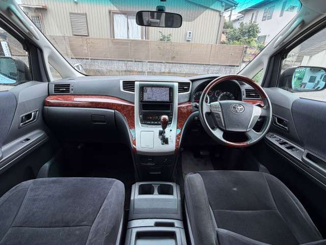 2010 Toyota Vellfire – thumbnail 3