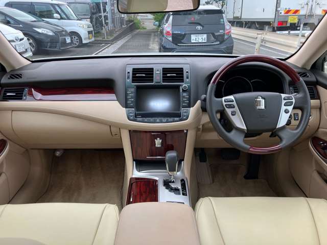 2010 Toyota Crown Royal – thumbnail 2