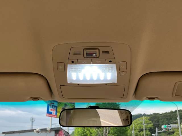 2010 Toyota Crown Royal – thumbnail 3