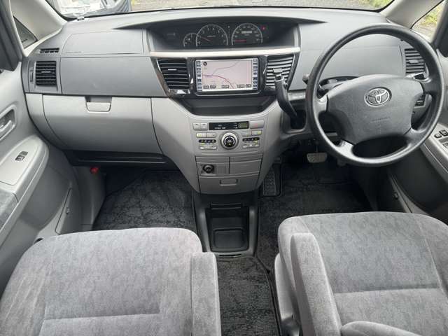 2005 Toyota Voxy – thumbnail 4