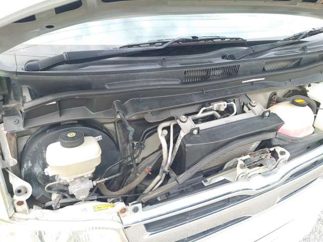 2010 Toyota Hiace – thumbnail 2