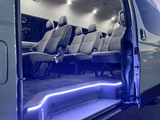 2009 Toyota Hiace – thumbnail 4