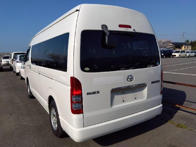 2010 Toyota Hiace – thumbnail 2
