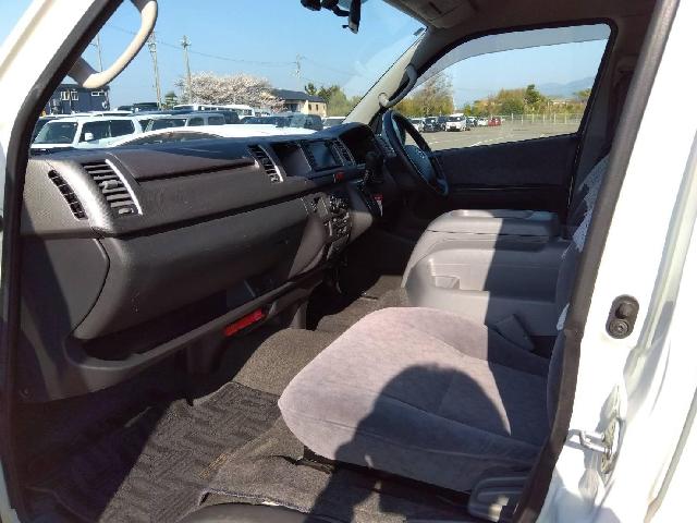 2010 Toyota Hiace – thumbnail 3