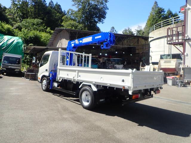 2010 Hino Dutro – thumbnail 2