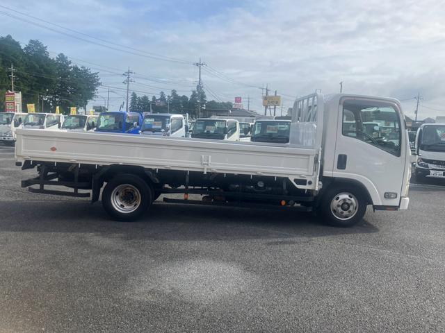 2011 Isuzu Elf – thumbnail 4