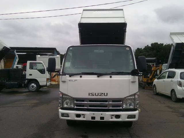 2011 Isuzu Elf – thumbnail 3